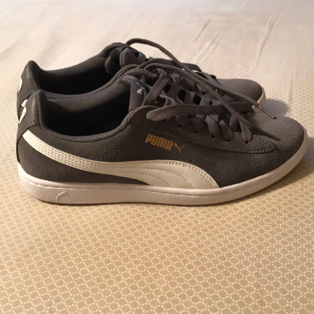 Pre owned women's grey suede puma US (7.5)